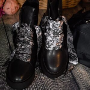 Cordones Planos Estampados Raso Flores Negras