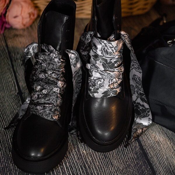 Cordones Planos Estampados Raso Flores Negras