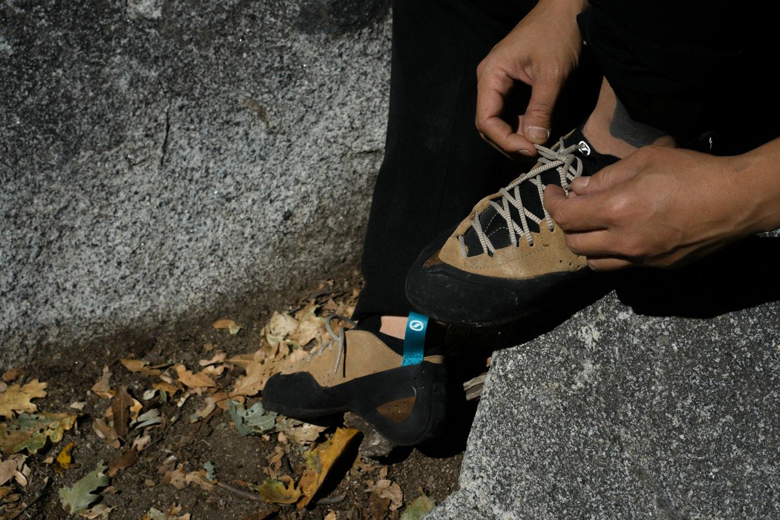Atando los cordones de un calzado de montaña
