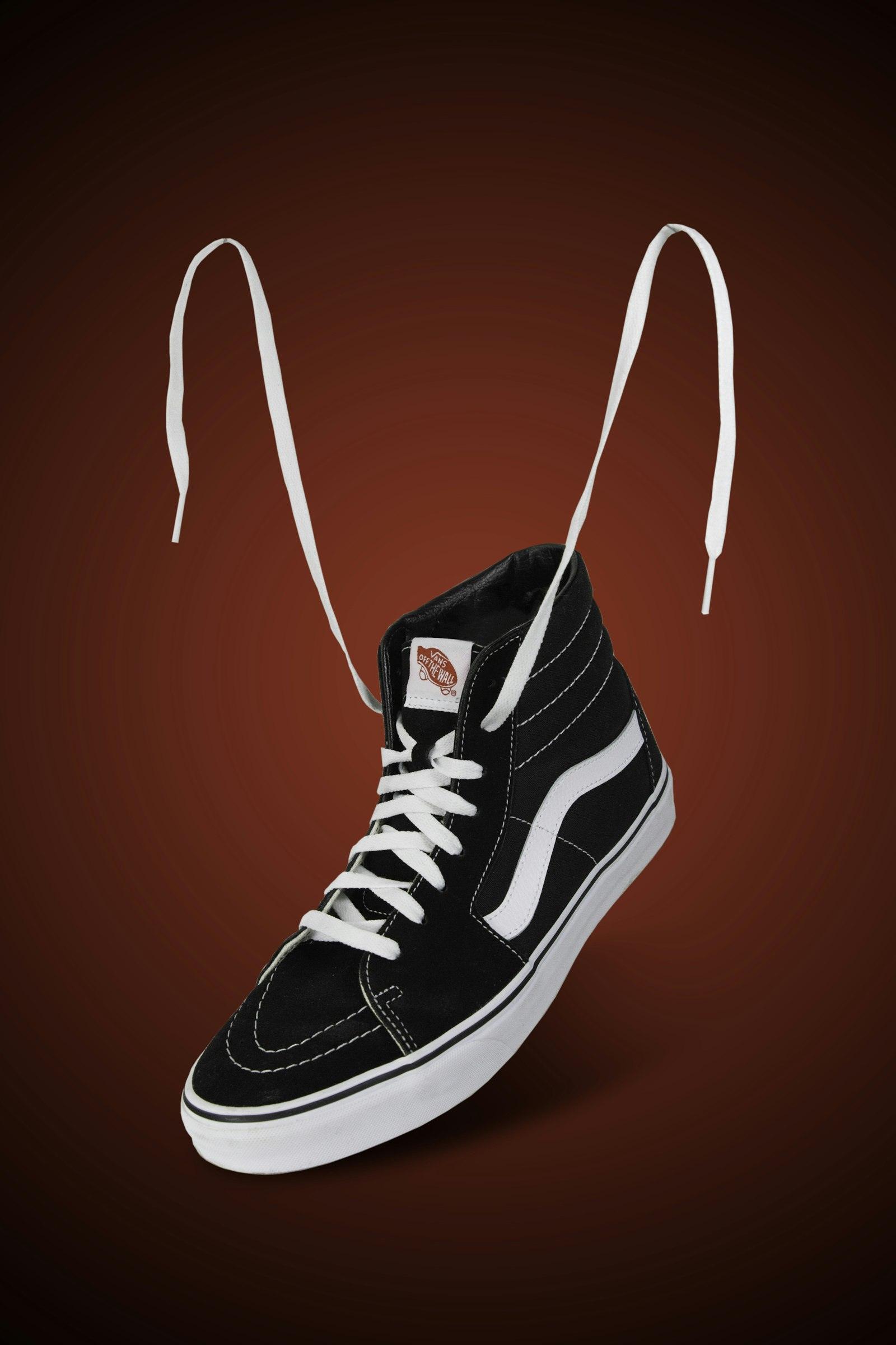Zapatilla de caña alta con cordones blancos