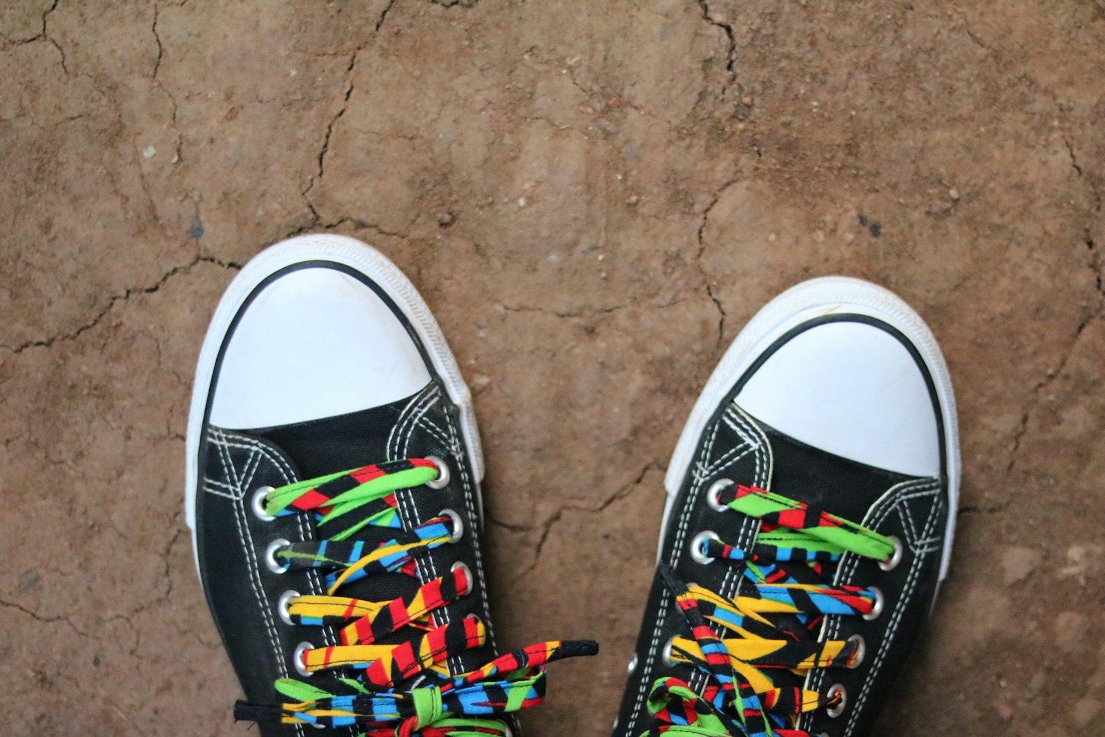 Zapatillas negras con cordones multicolor