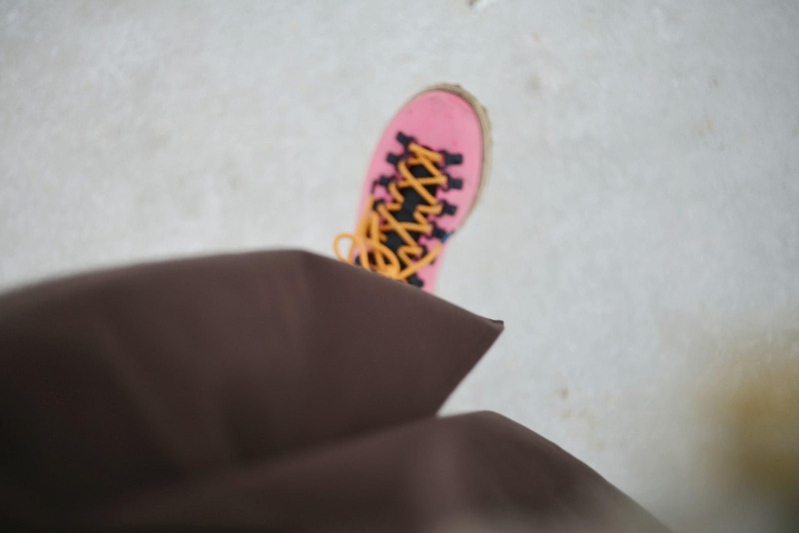 Zapatillas rosas con cordones naranja